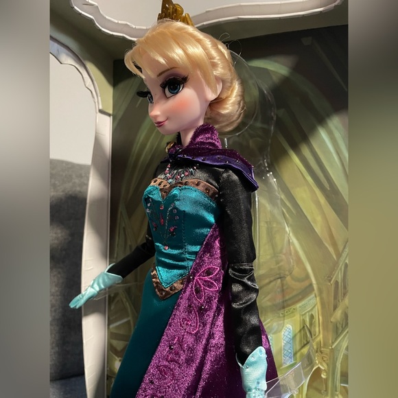Limited edition 1 of 5000 17” Elsa coronation doll - Picture 2 of 7